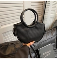 Detalle de bolso medialuna negro plisado con asas de anillo y textura de cuero elegante - Negro
