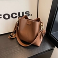 Borsa a secchiello in pelle marrone con tracolla larga e dettagli in metallo dorato - Marrone