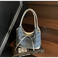 Détail du sac cabas Y2K en denim pailleté avec nœud argenté sur escalier en bois - Style Nœud Étincelant Bleu Foncé (RD-7353) / Bleu Royal