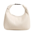 Bolso de media luna beige con textura matelassé plisada y asa metálica plateada - Blanco