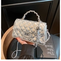 Detail der silbernen Stepptasche mit Metallkettenriemen und Drehverschluss-Design - Silber