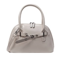 Elegante roomwitte handtas met zilveren hardware en decoratieve riem met oogjes - Wit