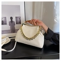 Dettaglio borsa bianca intrecciata con manico in legno e catena dorata con gemme - Bianco