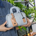 Borsa Boston in denim azzurro con manici in pelle e pendente a catena in metallo - 18*8*13 / Blu