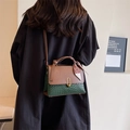 Borsa a mano in pelle marrone e verde con foulard di seta e chiusura in metallo dorato - Caffè e Verde