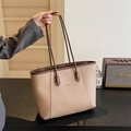 Bolso tote minimalista de cuero beige con asas marrones en un entorno de estilo retro - Caqui