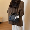 Borsa a mano nera intrecciata con fibbia dorata e foulard di seta sul manico superiore - Nero