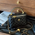 Bolso vanity negro acolchado con correa de cadena dorada y detalle de camelia - Grande / Negro