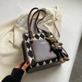 Klassieke zwart-witte ruitjes canvas tas met bruin leren bies en een konijntjes hanger - Koffie met Hanger