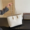 Bolso tote de cuero granulado blanco con asas marrones y estampado de letras - Blanco Roto
