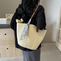 Sac fourre-tout en paille beige avec anses en cuir marron et foulard fleuri bleu - Blanc Cassé