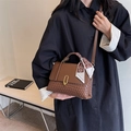 Borsa a tracolla in pelle marrone con trama intrecciata e dettaglio foulard di seta - caffè
