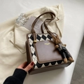 Stijlvolle bruine leren tote bag met ruitjespatroon en schattige konijnenhanger - Bruin met hanger