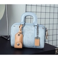 Lichtblauwe Boston handtas met houtkleurige hanger en zilveren metalen ketting - Lichtblauw