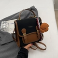 Schwarze und braune Umhängetasche im Retro-Kontrast mit süßem Teddybär-Anhänger - Mit Anhänger / Schwarz