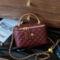 Bolso tipo cubo acolchado burdeos vintage con asa dorada y detalle de camelia - Grande / Burdeos
