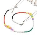 Detail van kleurrijke brilketting met kralen, bloemen en smiley-bedeltjes op witte achtergrond - Multicolor Smiley Bloem Beer Stijl (1)