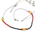 Detail van kleurrijke kralen brillenkoord met gele smileys en stevige rubberen lussen - Rood Zwart Wit Klassieke Smiley Stijl (4)