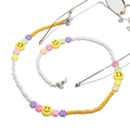 Detail van kleurrijke kralen brillenketting met smileys en bloemaccenten op witte achtergrond - Geel Wit Gemengde Bloem Smiley Stijl (3)