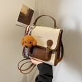 Zweifarbige creme-braune Handtasche aus Leder mit niedlichem Teddyhund-Anhänger - Mit Anhänger / Gebrochenes Weiß