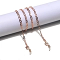 Detail der roségoldenen rechteckigen Gliederkette mit Karabiner und Silikonschlaufe - Roségold