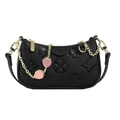 Schwarze Hobo-Schultertasche mit Kleeblatt-Prägung und rosa Erdbeer-Anhängern - Schwarz (2319)