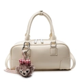Sac oreiller blanc crème avec texture litchi et un joli pendentif d'ours - Avec Pendentif / Blanc Cassé