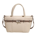 Elegante borsa tote beige con cinturini marroni e chiusura a girello argento su bianco - Bianco