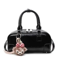 Sac oreiller en cuir verni noir brillant avec doubles poignées et breloque ours peluche - Avec Pendentif / Noir