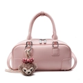 Sac Boston en cuir rose avec doubles poignées et breloque en peluche ShellieMay sur fond blanc - Avec Pendentif / Rose