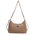 Borsa a tracolla plissettata beige con catena d'argento e chiusura in metallo su fondo bianco - Marrone