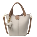 Borsa a secchiello beige con trama litchi, manici caramello e ciondolo a forma di elefante - Bianco