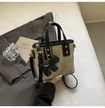 Borsa a secchiello verde oliva con finiture in pelle nera e ciondolo a cucciolo - Con Ciondolo / Beige e Nero