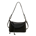 Bolso bandolera negro texturizado con cremallera plateada y detalle de flecos - Negro