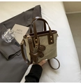 Borsa a secchiello in tela beige con finiture in pelle marrone e ciondolo - Con Ciondolo / Beige e Marrone
