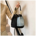 Borsa a secchiello a contrasto in pelle nera e tessuto azzurro con coulisse di chiusura - Nero (18927)