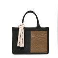 Borsa tote in tela minimalista con patchwork nero e marrone e nastro stampato - Piccolo / Nero
