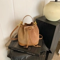 Borsa a secchiello in pelle e tela marrone con coulisse e tracolla regolabile - Cachi e Marrone (18928)