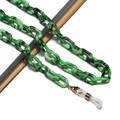Dettaglio catena per occhiali in acrilico marmorizzato verde e nero con ganci oro - Motivo Marmo Verde e Nero (6)