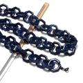 Detail van donkerblauwe acryl brillenketting met marmertextuur, zeshoekige schakels en zilveren sluiting - Donkerblauw (Marmeren Textuur)