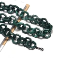 Detail van een groene marmeren acryl ketting met zeshoekige schakels en rubberen ringen - Donkergroen (Donker Marmer)