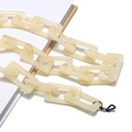 Dettaglio catena per occhiali in acrilico crema con maglie rettangolari e anelli in gomma - Marmo Beige