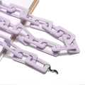 Dettaglio catena per occhiali in acrilico lavanda con anelli argento e cappi in gomma - Viola Chiaro