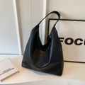 Minimalistische schwarze Leder-Hobo-Schultertasche mit geräumigem Innenraum für Pendler - Schwarz