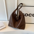 Borsa tote marrone in pelle sintetica con texture a pieghe e ampio spazio per il lavoro - Marrone