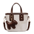Weiße Beuteltasche mit braunen Henkeln, geprägten Mustern und einem Hundeanhänger aus Leder - Ohne Anhänger / Cremeweiß/Braun