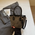 Borsa a secchiello grigio scuro testurizzata con manici neri e logo dorato - Marrone Scuro