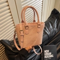 Borsa a secchiello rosa in pelle opaca con manico e dettagli dorati in stile lifestyle - Rosa