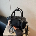 Sac Boston noir en similicuir plissé avec poignées et bandoulière réglable - Avec Pendentif / Noir