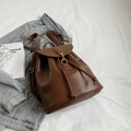 Zaino vintage in ecopelle marrone con chiusura a coulisse e fibbie dorate - Marrone